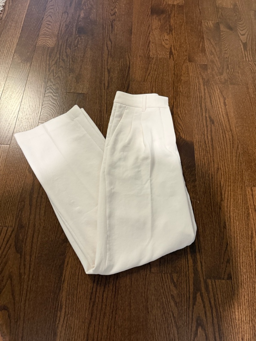 Aritzia Effortless Crepette pant in Light Birch Size 4, Inseam is 31.5